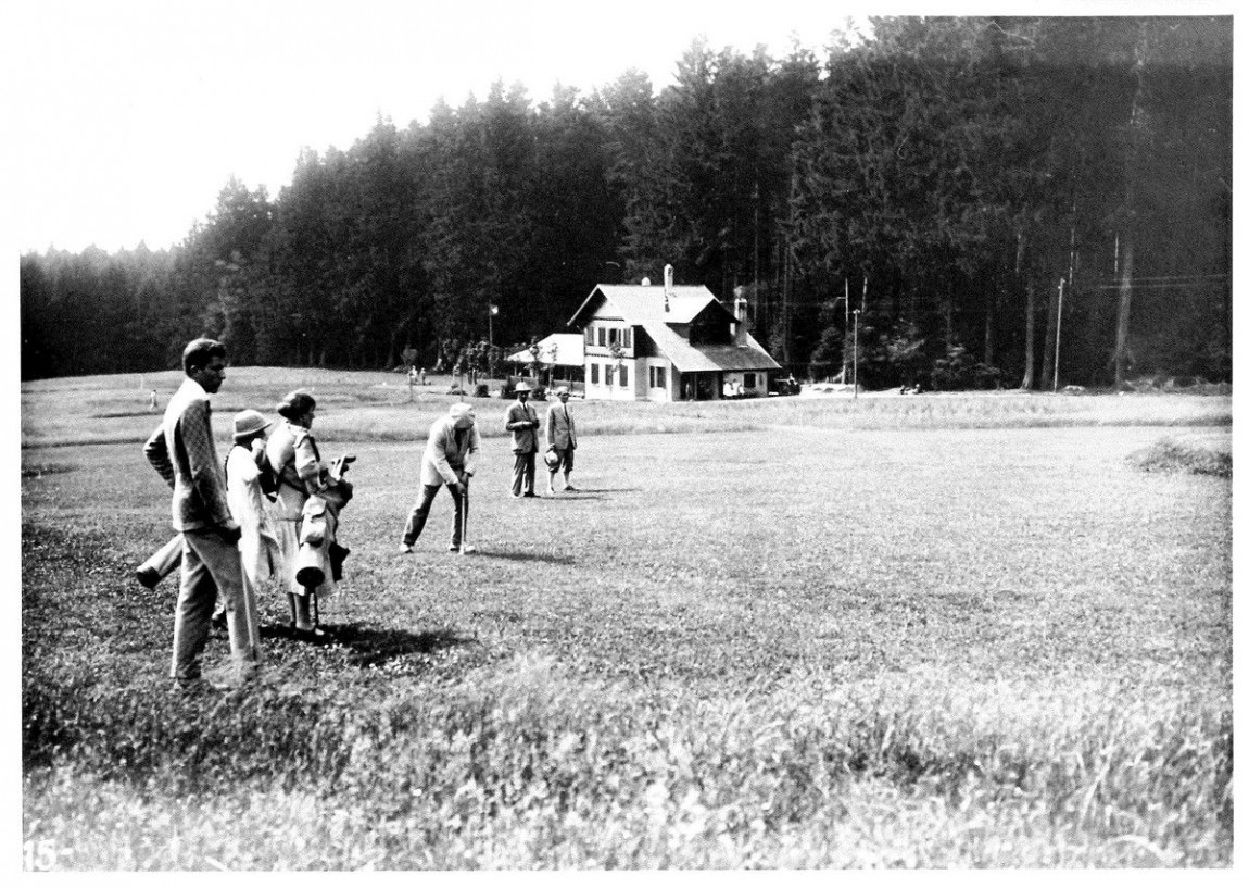 Green on hole 18 and clubhouse around 1925